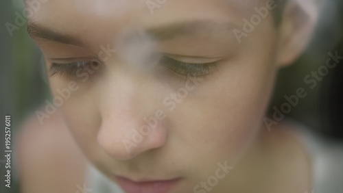 Foto Pensive Young Woman Looking Down with Soft Focus, have fun and enjoy