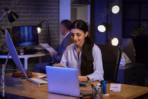 Female business analyst wor...