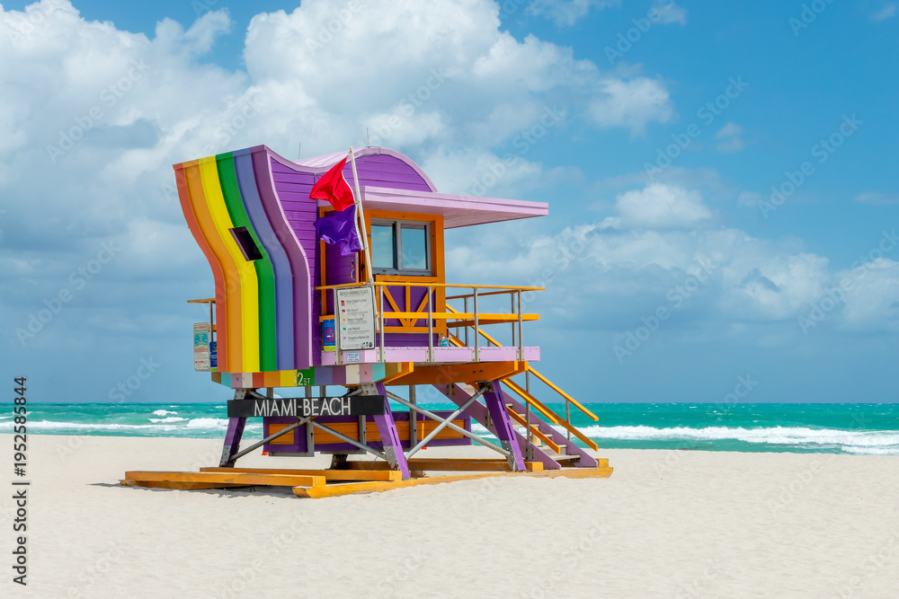 Φωτογραφία Rainbow colorful lifeguard station tower hut and the ocean in South Beach, Miami