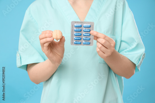 Female doctor with brain mo...