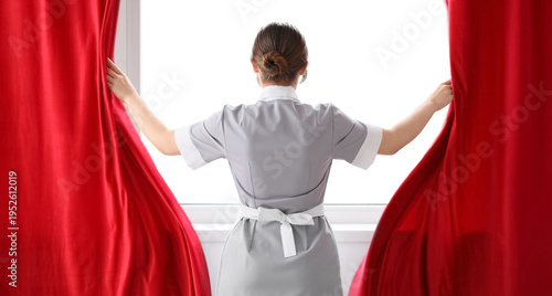 Young chambermaid opening r...