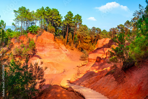 Foto Roussillon, red rocks of Colorado colorful ochre canyon in Provence, landscape o