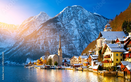 Obraz na płótnie Classic postcard view of famous Hallstatt lakeside town in the Alps with traditi