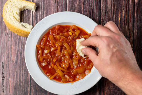 Hungarian lecsó with bread dipping
