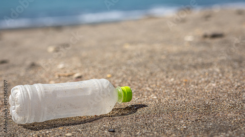 砂浜に打ち上げられたプラスチックゴミ、海洋汚染と環境問題