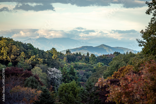Tableau sur toile 埼玉県秩父市の山並み、秋の紅葉と霞む山々の雄大な遠景