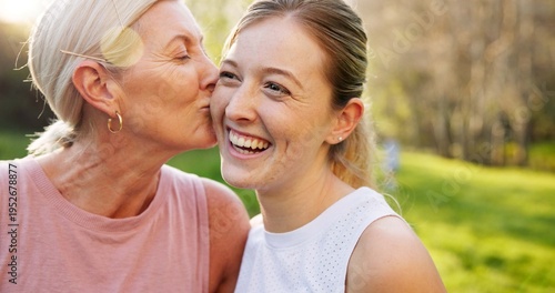 Fotografia Senior mom, kiss woman and park with smile, kindness or reunion for bonding, love and family in sunshine