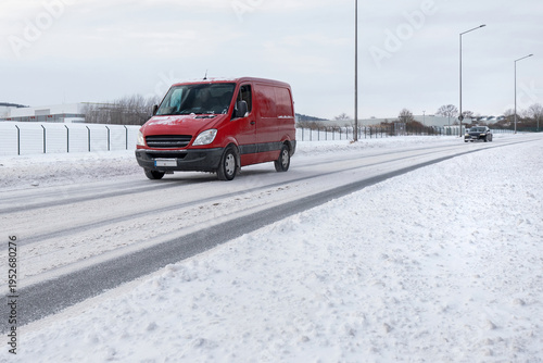 Roter Transporter auf einer Straße mit Schnee im Winter
