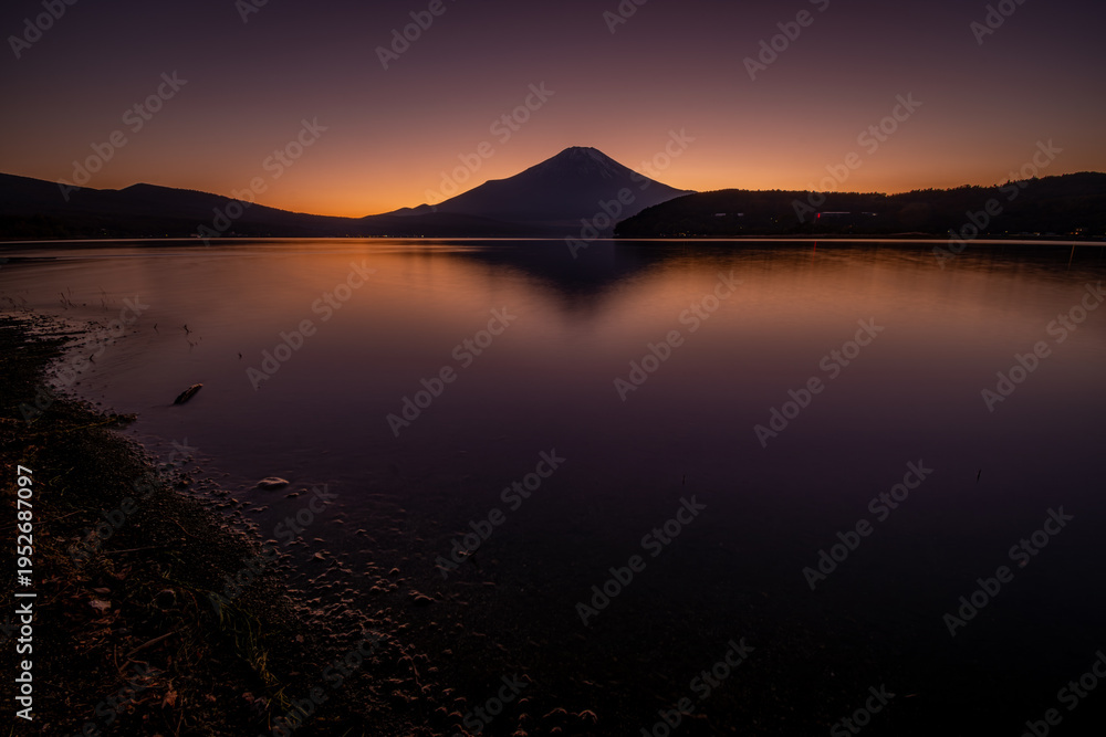Obraz premium 山中湖に広がる深い夕暮れ色とシルエットの富士山の静景