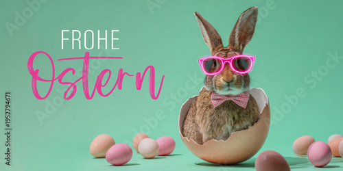 Frohe Ostern Konzept, Ferien Feiertag Grußkarte, Karte mit deutschem Text - Lustiger Osterhase Hase mit Sonnenbrille, Fliege und Ostereiern, isoliert auf grünem Hintergrund