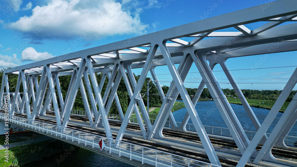 Obraz premium A modern iron railway bridge on a sunny day, seen from above
