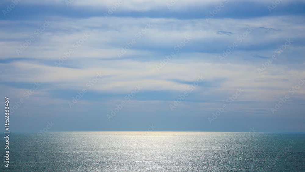 Obraz premium Sunlight shining on the turquoise surface of the sea
