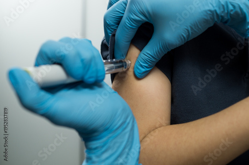 Fotografía Detailed view of a subcutaneous injection being administered into the deltoid mu