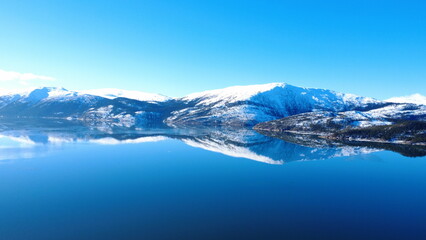 Plexiglas schilderij Reflectie Noorse fjord met besneeuwde bergspiegeling  © Карiна Дiденко