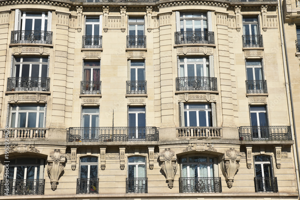 Fototapeta premium Façade haussmannienne à Paris 