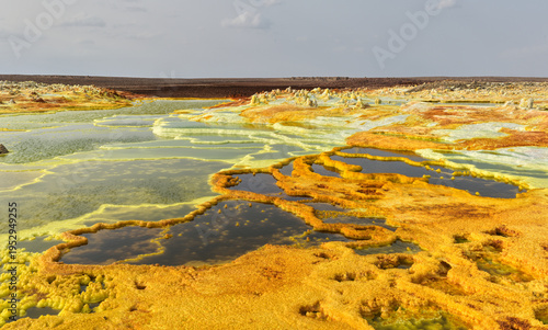 Fotografía Layered mineral terraces and sulfur pools in Dallol geothermal landscape, Ethiop