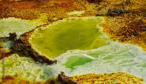 Obraz na płótnie Close-up of acidic sulfur pool and salt crust in Dallol geothermal field, Ethiop