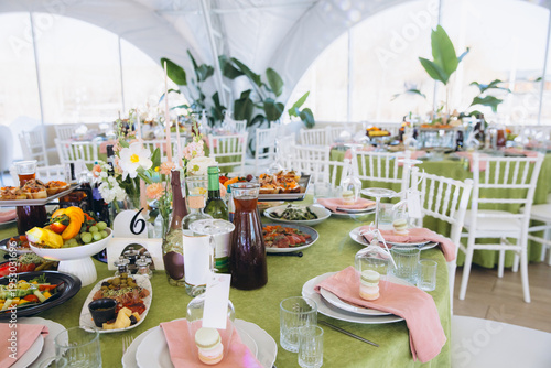 Fotografie Wedding banquet table setting with delicious food and elegant decor in a luxurio