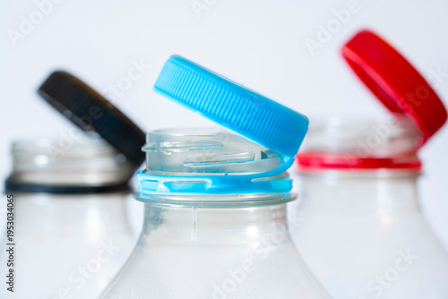 Φωτογραφία Attached plastic bottle caps under European regulations