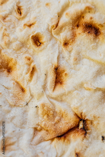 Foto Warm and toasty flatbread emerging from the oven, ready to be enjoyed with vibra