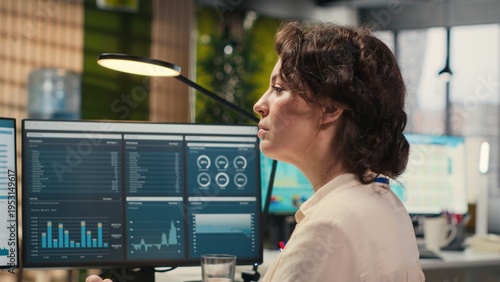 Bilde på lerret Woman advisor engages in brainstorming sessions and data forecasting, leveraging insights and technology to align the strategy with objectives and support for efficient project execution