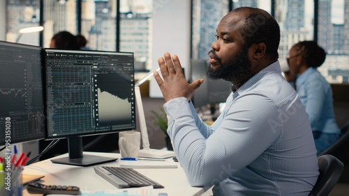 Εκτύπωση καμβά Portfolio manager in office evaluates capital allocation based on statistics and economic indicators