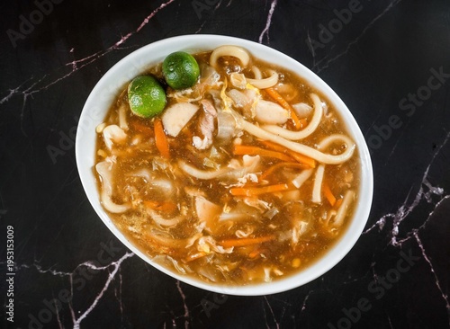 фотографія A warm and thick noodle soup with vegetables and meat perfect for comfort food