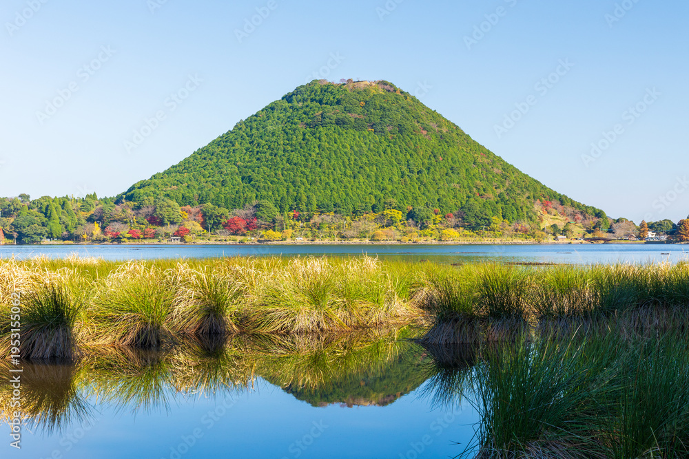 Obraz premium 日本の風景・秋 鹿児島 紅葉の藺牟田池 藺牟田富士(飯盛山)