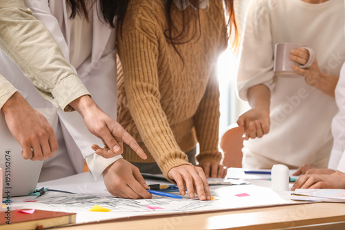 Group of business people wo...