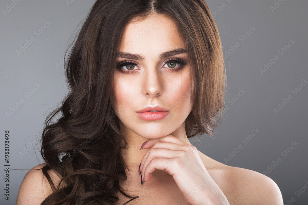 Naklejka premium beauty woman close up in studio