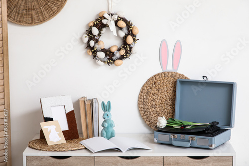 Record player with tulip, E...