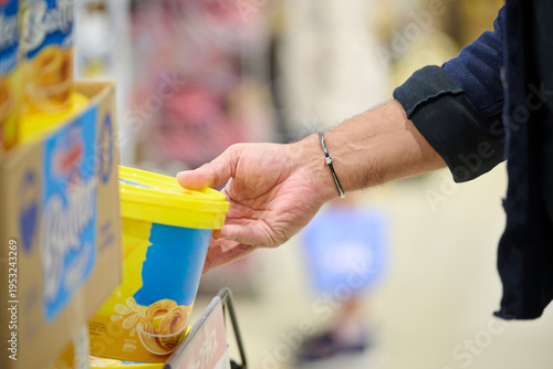 スーパーで商品を手に取る男性の手元