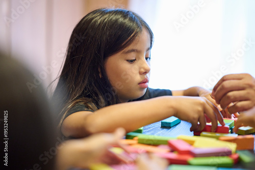 Foto 崩れたジェンガのブロックを並べる女の子