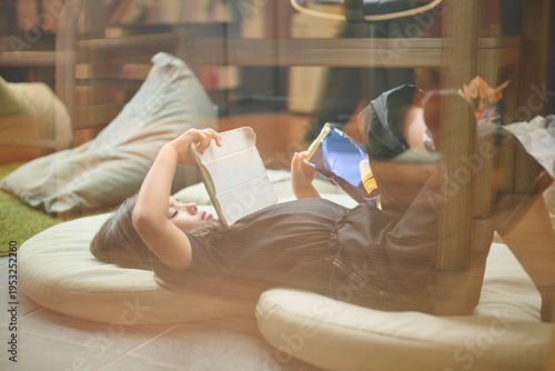 床に寝転んでスマホを操作する男の子