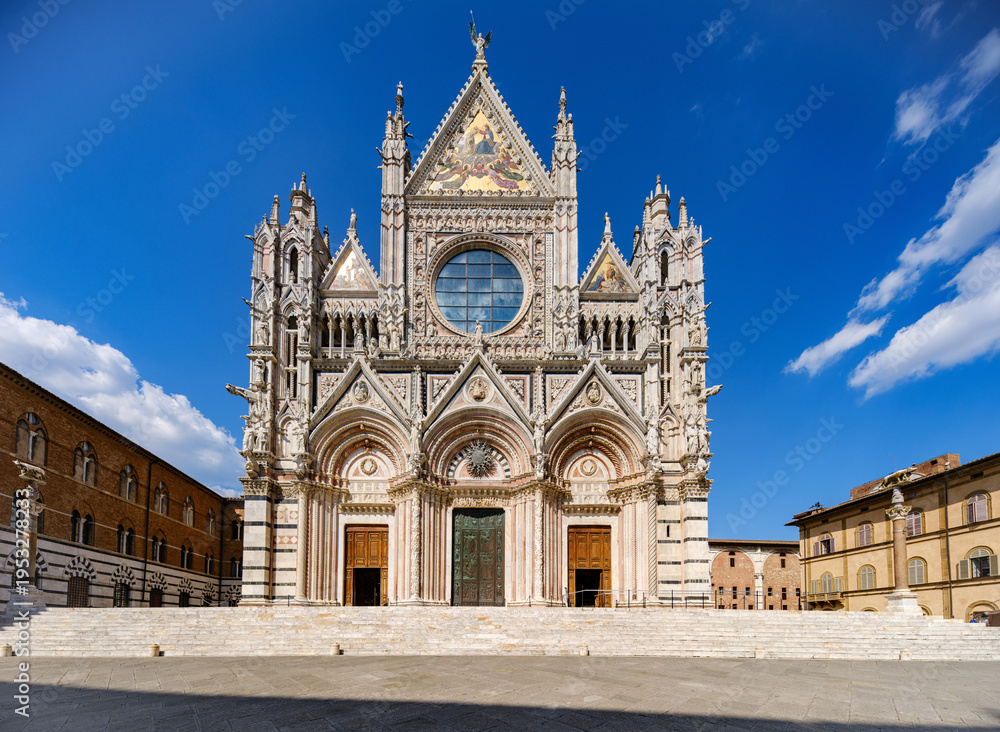 Obraz premium Discover the Atmosphere of Siena Cathedral and Historic Piazza del Duomo in Italy.
