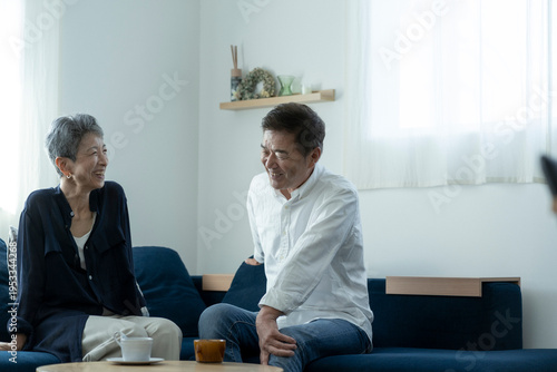 リビングでくつろぐ日本人シニア夫婦