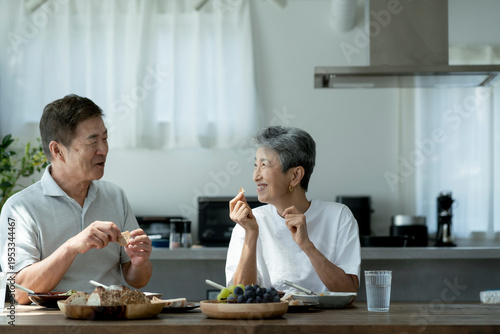 食事をする日本人シニア夫婦