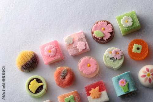 季節を感じるカラフルな和菓子の集合写真