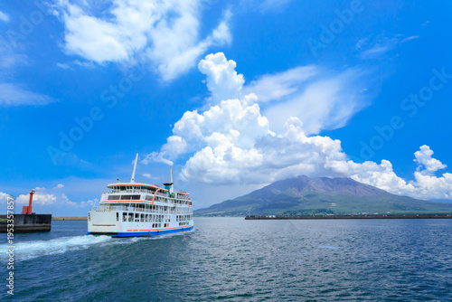 Vászonkép 桜島とフェリーが行き交う錦江湾の風景（Sakurajima volcano and ferry on Kagoshima Bay with copy space