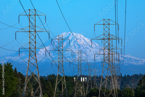 Fotografía Electrical transmission lines towering above Mount Rainier in Seattle, Wash