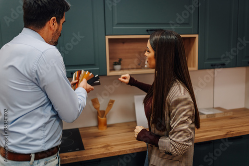 Fotografía Clients choosing kitchen cabinet colors for renovation project