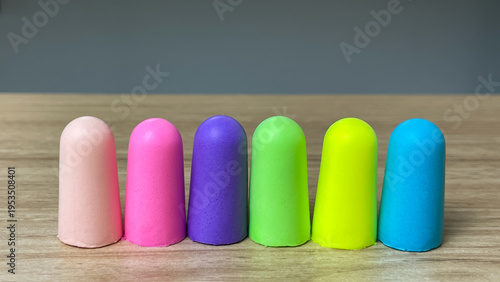 Foto A set of brightly colored earplugs on a desk
