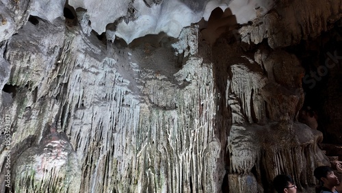 Quadro su tela Interior View of the Magnificent Sung Sot Cave in Ha Long Bay, Vietnam