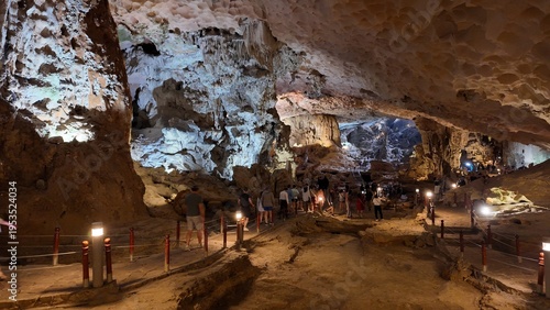 Quadro su tela Interior View of the Magnificent Sung Sot Cave in Ha Long Bay, Vietnam