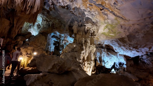 Quadro su tela Interior View of the Magnificent Sung Sot Cave in Ha Long Bay, Vietnam
