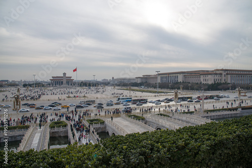 Fotografía Tiananmen Square Beijing - Historic Plaza with Crowds and Monuments