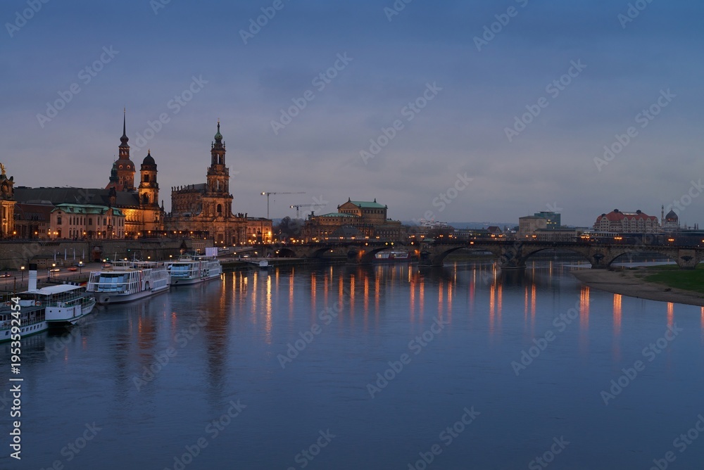 Obraz premium Dresden panorama of Altstadt with Frauenkirche and Augustus Bridge at dusk