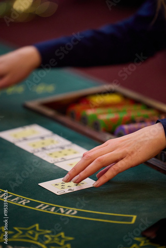 Schilderij op canvas Female Dealer Revealing Cards at Casino Blackjack Table
