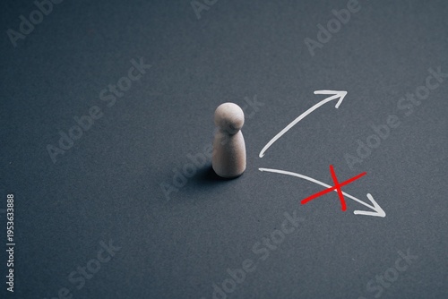 Fotografia Business decision concept with wooden pawn choosing the right path, wrong choice