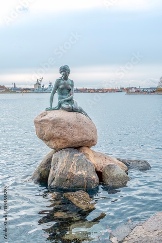 Canvastavla The Little Mermaid (Den Lille Havfrue) Bronze Statue on a Rock at Langelinie Pro